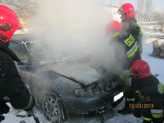Strażacy z Białogardu gasili płonące auto.