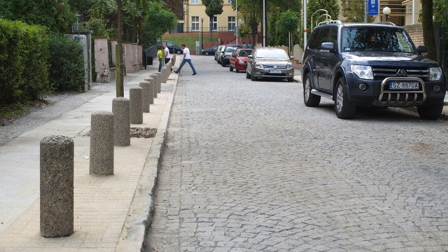 Na uliczce położono kostkę brukową. Pojawiły się też nowe lampy.