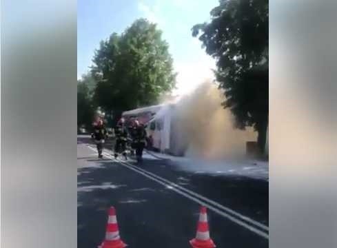 Pożar autobusu w Olkuszu na ul. 20 Straconych. Pasażerom udało się bezpiecznie uciec