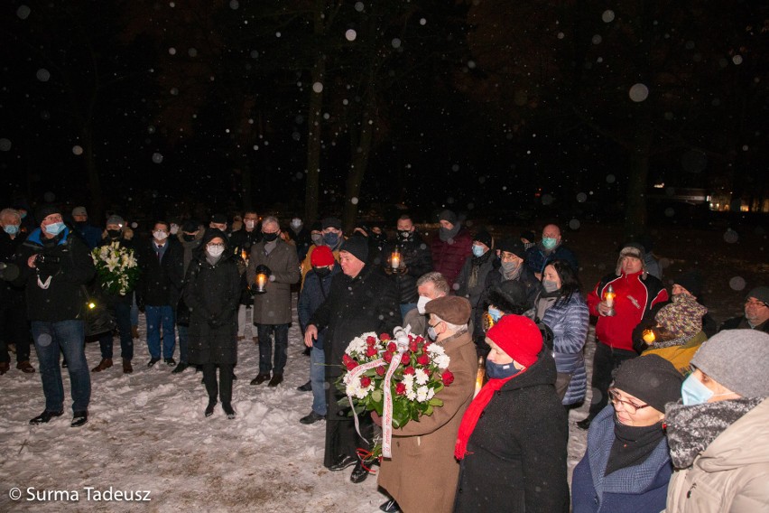 4 lata temu zmarł nagle prezydent Stargardu, Sławomir Pajor. Na jego grobie złożone zostały kwiaty, zapalone znicze. Odprawiona została msza