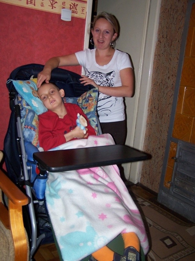 - Bardzo dziękujemy za ten wózek - mówi Sylwia Bachan, mama nieuleczalnie chorego 12-letniego Dominika z Dobrodzienia.