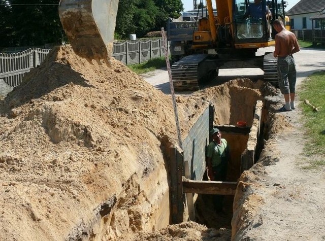 Obecnie kanalizacja sanitarna budowana jest w Sułkowie niedaleko Krasocina. Zakończenie na przełomie września i października.