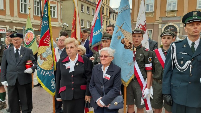 We wtorek na opolskim Rynku pod tablicą „W hołdzie ofiarom deportacji na Sybir w latach 1939 - 1956” odbyły się uroczystości związane z 80. rocznicą  sowieckiej agresji 17 września 1939 roku oraz Dniem Sybiraka.