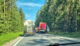 Rybniki (DK 8). Samochód ciężarowy blokował przejazd na trasie Białystok - Augustów. Przez 8 godzin ruch odbywał się wahadłowo