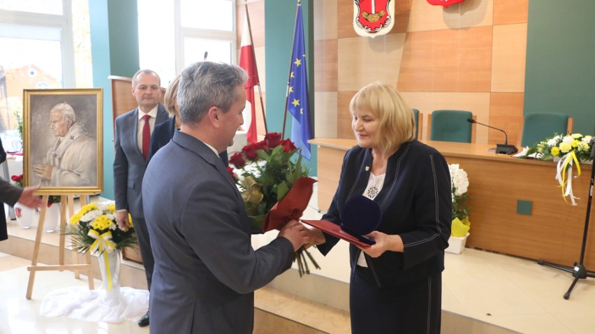 Gratulacje dla Krystyny Bokwy-Paciury od burmistrza Staszowa...