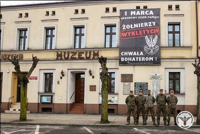 Członkowie stowarzyszenia grupy MIWO (Młodzi i Waleczni Obywatele) zawiesili na ścianie Muzeum w Praszce duży baner z napisem: "1 marca - Narodowy Dzień Pamięci Żołnierzy Wyklętych. Chwała bohaterom!".
