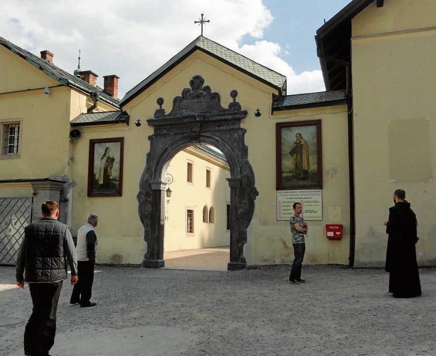 Brama prowadząca do kościoła i klasztoru w Czernej