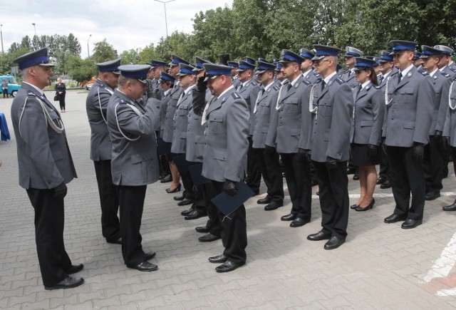 Podczas uroczystości wręczono awanse kilkudziesięciu policjantom