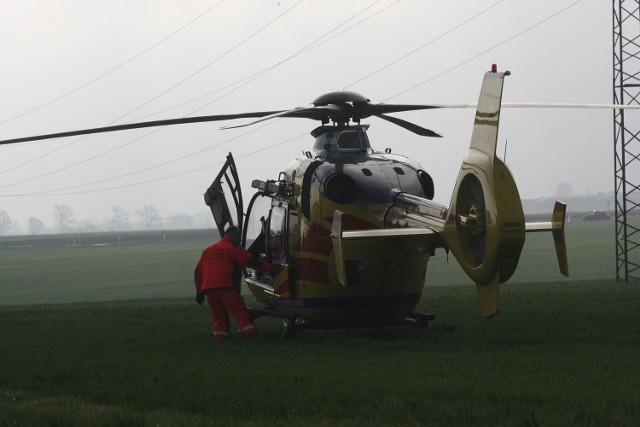 Śmigłowiec LPR-u zabrał ranną 27-latkę do szpitala.