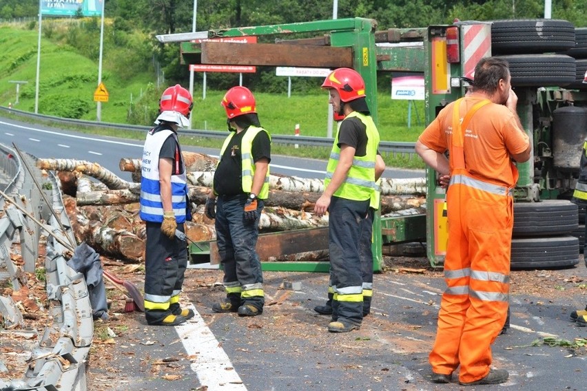 Wypadek tira na S52. Droga z Cieszyna na Bielsko-Białą zablokowana [ZDJĘCIA]