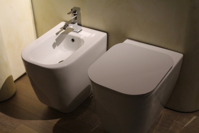 Podwieszane WC wygląda elegancko i nowocześnie, są wygodne i funkcjonalne.