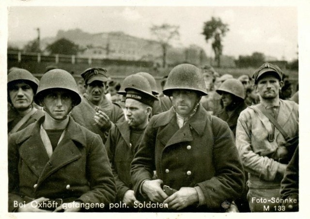Zdjęcie Hansa Sonnke, fotografa z Wolnego Miasta Gdańska, wcielonego do niemieckiej jednostki propagandowej. Sonnke sfotografował polskich jeńców wojennych z Oksywia.