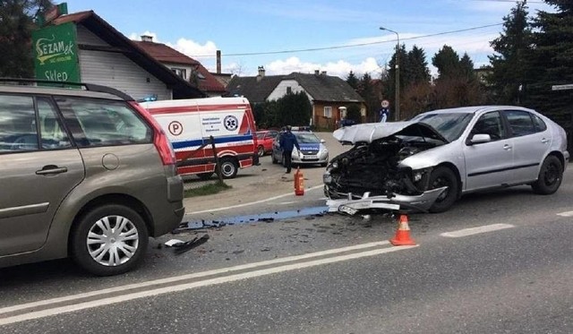 W dwóch wypadkach, do których doszło w niedzielę po południu. trzy osoby zostały ranne. Odwieziono je do szpitala.