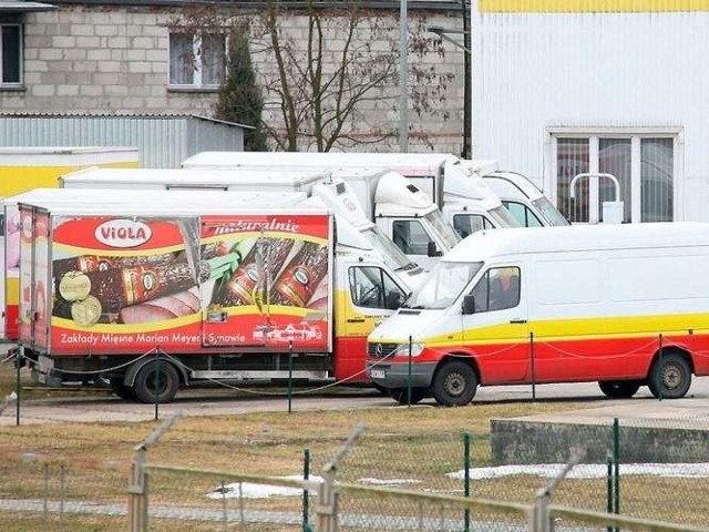 Problemy zakładu z Lniana rozpoczęły się w marcu 2013 r., gdy dziennikarze ujawnili naganne praktyki stosowne w firmie