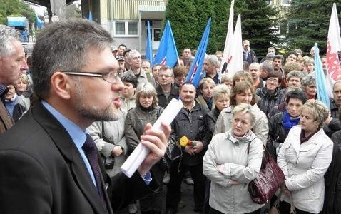 Prezes Zbigniew Zawierucha (z lewej) na wiecu przekonywał hutników, że będzie lepiej. Uwierzyli mu.