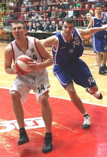 Michał Gabiński (z piłką), wychowanek Stali Stalowa Wola, walczy ze swoim Turowem Zgorzelec o awans do półfinału play off w ekstraklasie koszykarzy.