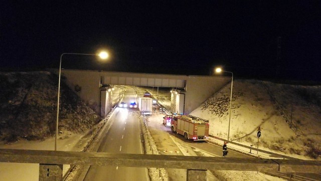 Naczepa odczepiła się od ciężar&oacute;wki i uderzyła w bariery ochronne na ulicy Kuronia w Radomiu.