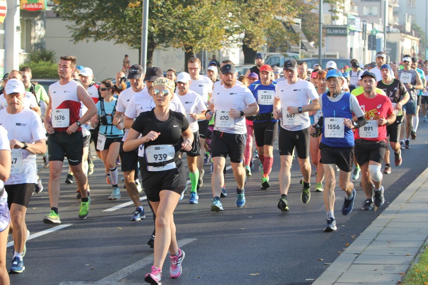 Zdjęcia z maratonu w Poznaniu 2018 - biegacze na pierwszym...