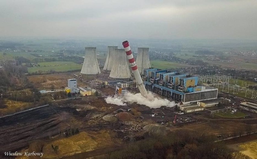 Ciekawostką jest fakt, że ładunki wybuchowe pod wyburzanymi...