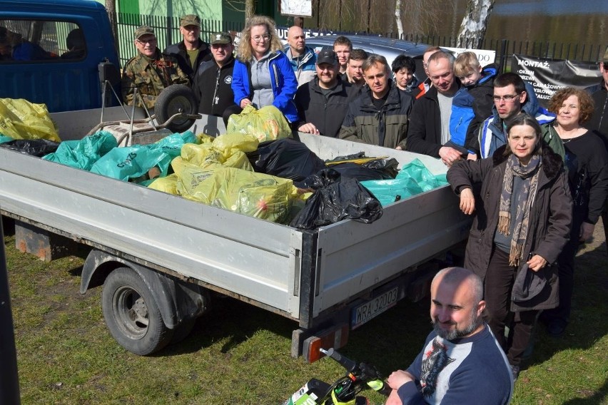 Akcja sprzątania zalewów w Jedlni-Letnisku. Uczestnicy zebrali górę śmieci. Zobacz zdjęcia