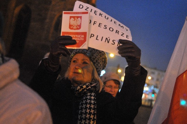 Na manifestację KOD w Gorzowie przyszło około 100 osób. - Ta demonstracja była zaplanowana wcześniej. Chcieliśmy w ten sposób podziękować profesorowi Andrzejowi Rzeplińskiemu za to, że tak wiernie stał na straży demokracji i konstytucji. W międzyczasie doszło do dramatycznych wydarzeń w Warszawie, którym się sprzeciwiamy i popieramy osoby, które protestują w Sejmie i przed nim  - mówi Artur Stojanowski, współorganizator wczorajszego protestu. Demonstranci w Gorzowie mieli ze sobą kartki o treści „Profesorze, dziękuję za piękną lekcję patriotyzmu”, „Wyroki Trybunału Konstytucyjnego są ostateczne”, „Wolne media”. Wiele osób miało biało-czerwone flagi i flagi unii europejskiej. Niektórzy przyszli z egzemplarzami konstytucji. W czasie gorzowskiego protestu manifestujący śpiewali m. in. „Czarny walc” Konrada Materny i „Mury” Jacka Kaczmarskiego.Zobacz też: Manifestacja KOD-u na zielonogórskim deptaku [ZDJĘCIA, WIDEO];nf - Przyszłam z wnukiem, żeby sprzeciwić się temu, co wyprawia z naszym krajem rząd. Z kraju stawianego jako przykład staliśmy się pośmiewiskiem Europy. Nie chcę, żeby mój wnuk żył w takiej Polsce - mówi Barbara Maciejewska. Na spotkanie gorzowskiego KOD-u przyjechali posłowie PO Krystyna Sibińska i Tomasz Kucharski. - Jeśli ktoś mówi, że te protesty były zaplanowane, to kłamie, nie wierzcie im. To jest nasz naturalny, spontaniczny sprzeciw wobec tego, co działo się w Sejmie. Chciałam wam bardzo podziękować za to, że jesteście z nami. Dziękuję za to, że również w piątek wyszliście spontanicznie protestować w Gorzowie - mówiła wyraźnie wzruszona poseł Sibińska, po czym wręczyła kwiaty Monice Twarogal, organizatorce  protestów.W czasie protestów zbierano też kawę, herbatę i prowiant, który został zawieziony do Warszawy dla osób, które protestują przed Sejmem.Zobacz też: Narodowcy manifestowali przeciwko KOD-owi w Zielonej Górze [ZDJĘCIA, WIDEO];nf