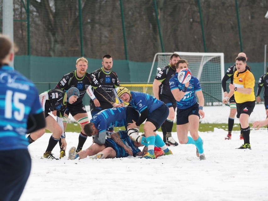 Rugby. Master Pharm Budowlani Łódź walczyli na śniegu, ale mistrz wygrał ZDJĘCIA