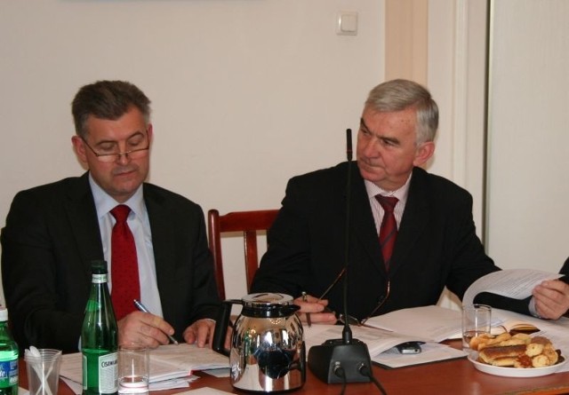 Zbigniewowi Gałązce (z lewej) nie grozi degradacja. Będzie nadal jedynym zastępcą burmistrza Władysława Krzyżanowskiego