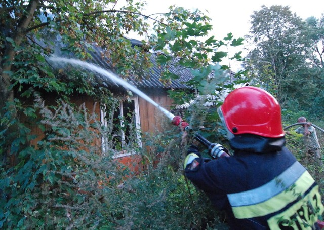 Strażacy z Opatowa gaszą pożar domu w Piórkowie.
