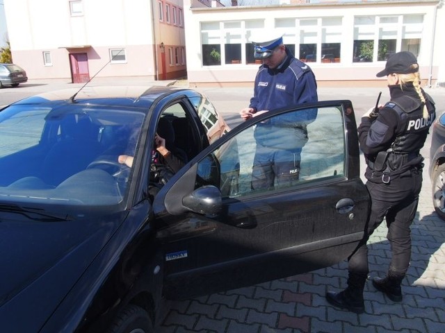 (jac)W środę, 16 marca rano zielonogórscy policjanci rozpoczęli na drogach powiatu akcję "Pasy bezpieczeństwa", w ramach działań profilaktycznych "Kaski, paski i odblaski". Przez cały dzień patrole sprawdzają, czy kierujący przestrzegają przepisów ruchu drogowego i zapinają pasy bezpieczeństwa. Szczególną uwagę zwracają, czy dzieci przewożone są w specjalnych fotelikach.- Działania prowadzone przez zielonogórskich policjantów mają na celu wzbudzanie w uczestnikach ruchu drogowego poczucia jakie ważne jest zachowanie podstawowych zasad bezpieczeństwa na drodze i skierowane są do każdej grupy wiekowej użytkowników dróg - informuje sierż. Kamila Wydrych z zielonogórskiej policji.Przypomnijmy, że za jazdę bez pasów bezpieczeństwa można otrzymać mandat 100 zł oraz 2 punkty karne. Natomiast za przewożenie dziecka bez fotelika ochronnego grozi mandat 150 zł i 3 punkty karne.