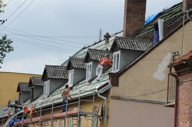 Właściciele budynków, w których dachy zbudowane są z płyt azbestowych, mogą je wymieniać przy dużej pomocy finansowej Poznania: miasto obiecuje pokrycie wszystkich kosztów usunięcia azbestu.