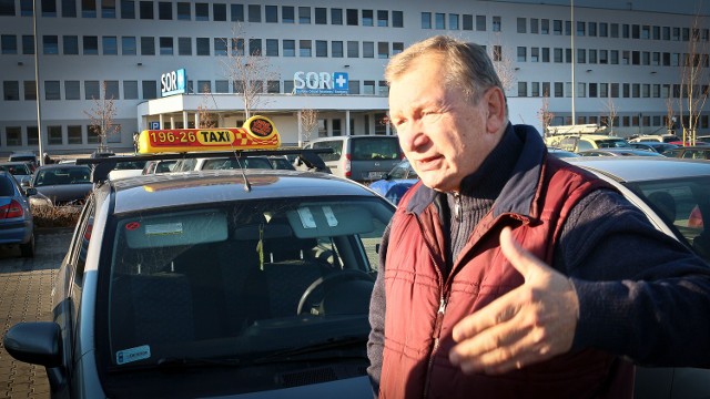 Taksówkarz Antoni Kluczyński martwi się o pacjentów, którzy długo szukają postoju taxi. Krzysztof Kiniorski z nowego szpitala wyjaśnia, że podjazd jest właśnie po to, by zabierać pacjentów spod wejścia, czym innym jest jednak robienie z niego parkingu