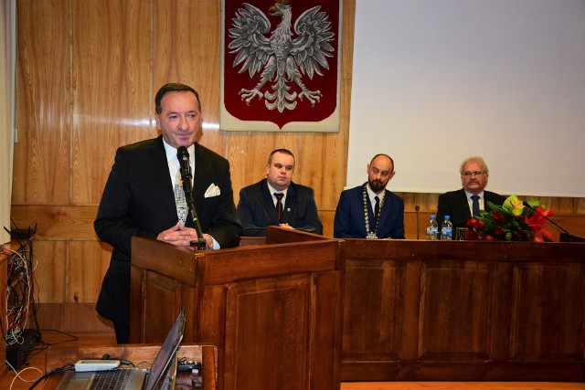 Na inauguracyjnej sesji Pakości poznaliśmy nowe władze Rady Miejskiej oraz wysokość pensji nowego burmistrza.Radni zdecydowali, iż przewodniczącym Rady Miejskiej w Pakości będzie Michał Siembab. Ze swoją rywalką, Barbarą Białecką, w głosowaniu tajnym zwyciężył stosunkiem głosów 8:6.O stanowisko pierwszego wiceprzewodniczącego rywalizowało trzech kandydatów. W pierwszej turze Jerzy Joachimiak zdobył 6 głosów, Ryszard Kuflewicz - 7, a Marek Szymborski - 1. Żaden z nich nie zdobył bezwzględnej liczy głosów. Zorganizowano więc "dogrywkę". Na Jerzego Joachimiaka zagłosowało w niej 6 radnych, a na Ryszarda Kuflewicza - 8. I to Ryszard Kuflewicz został wiceprzewodniczącym.O stanowisko drugiego wiceprzewodniczącego Jerzy Joachimiak już się nie ubiegał. Stanowisko to zdobył Marek Szymborski wygrywając z Barbarą Białecką stosunkiem głosów 8:6.W trakcie sesji ustalono również pensję dla nowego burmistrza Zygmunta Gronia. Większość radych zdecydowała, iż będzie on zarabiał tyle, ile jego poprzednik, a więc 10180 zł brutto. Nie przeszła bowiem propozycja Jerzego Joachimiaka, który proponował niższą pensję.Przewodniczący Michał Siembab zaproponował wynagrodzonie zasadnicze w kwocie 4700 złotych, dodatek funkcyjny - 1900 zł, dodatek specjalny w wysokości 40 procent wynagrodzenia zasadniczego i dodatku funkcyjnego oraz dodatek za wieloletnią pracę w wysokości 20 procent.Jerzy Joachimiak proponował natomiast wynagrodzenie zasadnicze w kwocie 4000 zł oraz dodatek specjalny w wysokości 30 procent wynagrodzenia zasadniczego i dodatku funkcyjnego.- Z całym szacunkiem dla naszego nowego burmistrza. Wiemy, że jego wkład dla Pakości jest duży, ale każdy porządny pracodawca po przyjęciu nowego pracownika powierza mu niższą pensję - przekonywał Jerzy Joachimiak. Podkreślał, że Wiesław Kończal zarabiał 10180 zł brutto po 16 latach pracy. - A tutaj pan Zygmunt dopiero zaczyna swoją pracę - tłumaczył swoje stanowisko. Dodał, że za rok do tematu można powrócić i wówczas zafundować burmistrzowi - jeśli na to zasłuży - podwyżkę. Przeciwko jego propozycji zagłosowało 9 radnych, a za - 5. Propozycja przewodniczącego przeszła stosunkiem 9:2 (przy 3 głosach wstrzymujących).W sesji uczestniczyła Magdalena Łośko, która w imieniu posła Krzysztofa Brejzy złożyła gratulacje burmistrzowi Zygmuntowi Groniowi oraz radnym. Był również radny powiatowy Marek Knop z PiS. Przywiózł ze sobą prezent dla burmistrza, ale i dobre informacje dla mieszkańców gminy Pakość.- Decyzja rządowa jest taka, aby przywrócić połączenie kolejowe Żnin-Inowrocław. Jest też druga decyzja, o której nie mogę jeszcze oficjalnie poinformować, a dotyczy ona udrożnienia komunikacyjnego między Inowrocławiem, Janikowem i Pakością. Wstępne założenia pan burmistrz już zna. Będziemy współpracować również w zakresie pomocy w docieplaniu budynków w starej części miasta - zapewniał radny Marek Knop. Burmistrz Zygmunt Groń w swoim przemówieniu podziękował mieszkańcom za głosy, które otrzymał w ostatnich wyborach. Podziękował także za wsparcie, jakie przed drugą turą udzielili mu jego kontrkandydaci: Anna Strzelczyk-Frydrych, Ariel Nadolski i Henryk Kucharczyk.- Chciałbym podziękować również Sylwii Rydlewskiej, szafowej mojej kampanii. Wiele jej zawdzięczam, także to, że jestem dziś w tym miejscu - mówił Zygmunt Groń. Zapewnił, że jako burmistrz będzie chciał współpracować ze wszystkimi, bez względu na barwy polityczne. Najważniejsze będą korzyści, jakie z tej współpracy pozyskać będzie można dla gminy Pakość. - Dziś nie jest za ciekawie w Pakości. Ulice są rozkopane. Budynek przedszkola ciągle nie jest skończony, są opóźnienia. Ulica Różana nie ma odbioru, będą jeszcze poprawki. Dziś nie żyjemy w szczęśliwej i dostatniej Pakości. Mam jednak nadzieję, że przy wsparciu tej rady uda się nam doprowadzić do tego, by mieszkańcom żyło się lepiej - mówił Zygmunt Groń. Wyraził nadzieję, że nawiąże wspólny język ze swoimi oponentami. Wszystkich radnych zaprosił na spotkanie w restauracji. Zapewnił, że koszty pokryje z własnej kieszeni. Na koniec dodajemy, że dotychczasowy wiceburmistrz Pakości Szymon Łepski będzie pełnił tę funkcję przez kolejne 5 lat. Propozycję taką otrzymał od nowego burmistrza i ją przyjął. - Trudno było odmówić biorąc pod uwagę wieloletni staż pracy na tym stanowisku. Pan Zygmunt Groń obdarzył mnie dużym zaufaniem, a ja będę starał się nie zawieść jego zaufania i działać z nim dalej dla dobra mieszkańców gminy Pakość - powiedział nam po sesji Szymon Łepski. Krajobraz po wyborczej bitwie - zobacz program "Mam Pytanie".[xlink]f482122b-eeae-880b-005d-eaae3cd23971,ebd93840-979b-9c6b-8e80-2ea8209204e2[/xlink]