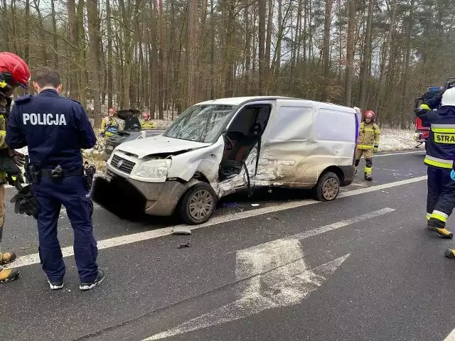 W sobotę, 2 grudnia, o godzinie 14 wpłynęło zgłodzenie do Komendy Powiatowej Państwowej Straży Pożarnej w Obornikach o wypadku drogowym na drodze krajowej numer 11, na wysokości zjazdu na Wełnę.