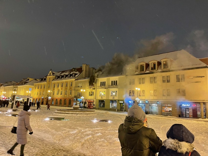 Pożar w mieszkaniu w centrum Białegostoku. Lokator próbowała gasić ogień śniegiem