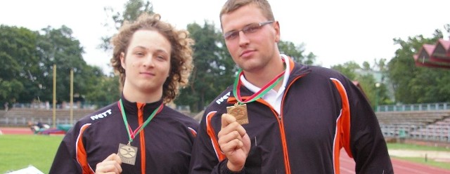 Igor Bastek i Łukasz Kowalski dumnie prezentują zdobyte podczas Igrzysk LZS medale
