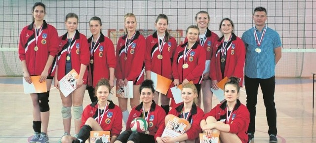  Juniorki MUKS Piątki Sandomierz ze złotymi medalami za mistrzostwo wojewódzkie.