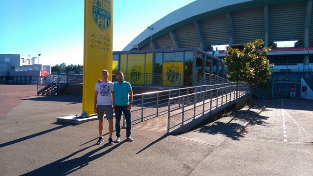Marek Konieczny (z prawej) razem z Michałem Feliksem pod stadionem FC Nantes