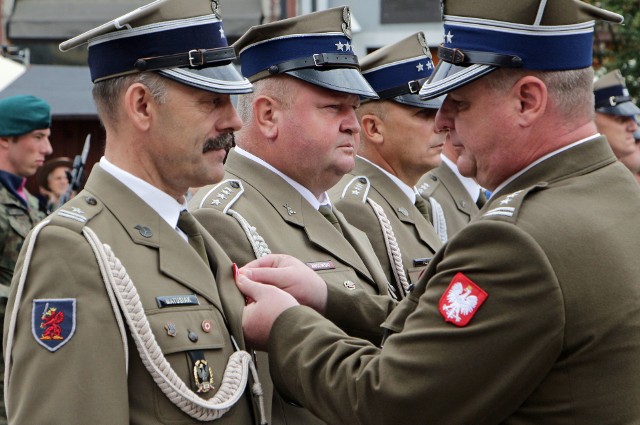 Oficjalne uroczystości związane z obchodami Święta Wojska Polskiego odbyły się po mszy świętej w Bazylice Kolegiackiej na Rynku Głównym pod pomnikiem Żołnierza Polskiego. Zasłużeni wojskowi odebrali odznaczenia i awanse. 