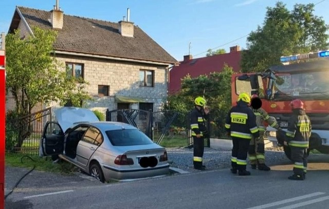 Kierowca bmw wjechał w ogrodzenie w Brzeźnicy koło Bochni, był pijany, 2.07.2023