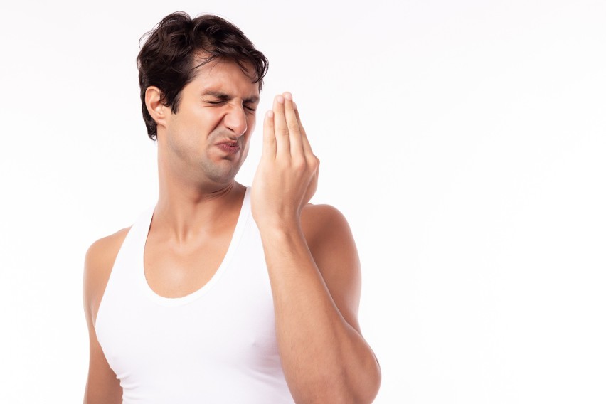 Co oznacza zapach kału z ust? Oto 7 możliwych powodów...