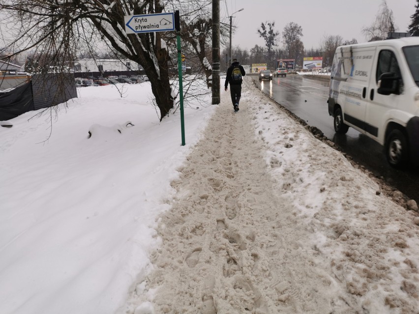Zaśnieżony chodniki przy ul. Pogorskiej w Chrzanowie