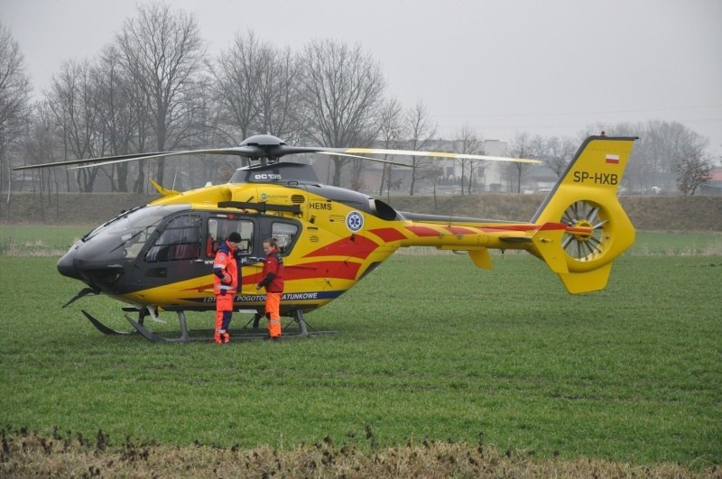 Helikopter z chorym wylądował na polu obok drogi...
