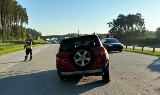 Na autostradzie A1 w gminie Dobryszyce koło Radomska toyota wjechała w bariery energochłonne