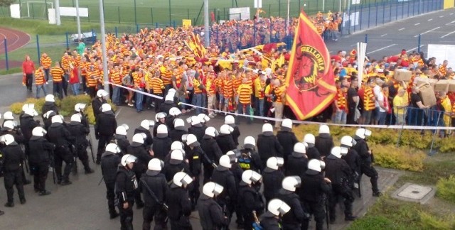 Kibice Jagiellonii Białystok w drodze na stadion Zawiszy w Bydgoszczy