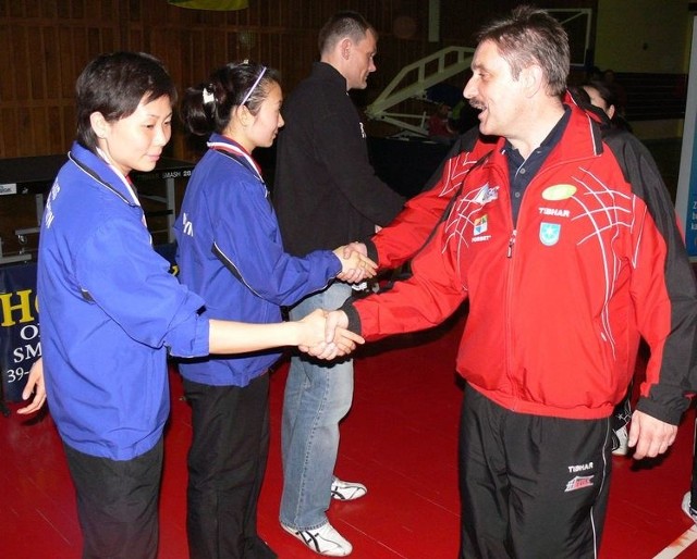 Xu Jie (z lewej)  sprawiła olbrzymi zawód przegrywając bardzo ważną grę dla losów spotkania z Holandią.