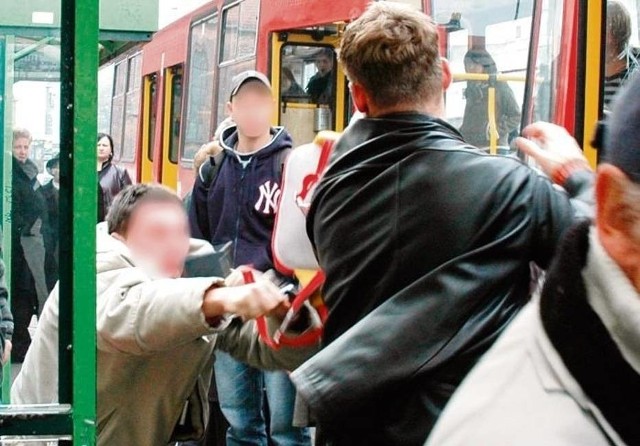 Kontrolerzy biletów nie mają łatwej pracy. Codziennie muszą zmagać się z pasażerami, którzy podróżują na gapę. A gapowicze, jak to gapowicze, potrafią zaskoczyć swoimi wymówkami. Zobaczcie, czego muszą wysłuchiwać kontrolerzy w poznańskiej komunikacji miejskiej.Przejdź do kolejnego slajdu --->