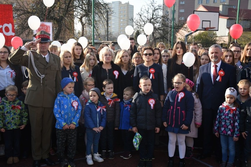 "Rekord dla Niepodległej" w Kielcach. Uczniowie śpiewali hymn w piątek o 11.11 - zobaczcie wideo i zdjęcia