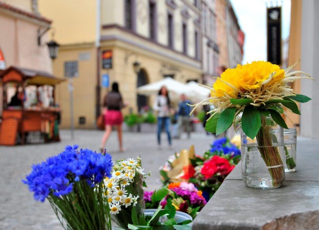 Stragany z kwiatami dodają miastom koloru, a kwiaciarze nie dostają mandatów. Z wyjątkiem Lublina.