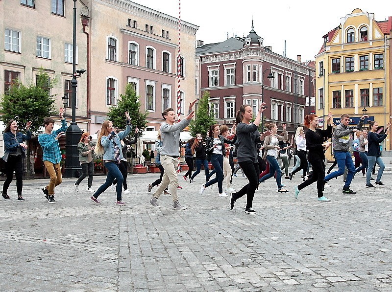 Flash mob w wykonaniu licealistów "czwórki" na Rynku.