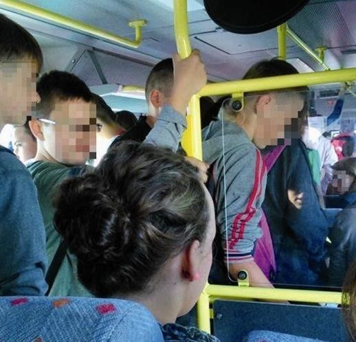 Przepełniony autobus dowożący uczniów z gminy Czarna Dąbrówka. 